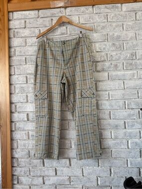 Liverpool Women’s Plaid Cargo Ankle Pants in Gray and Tan